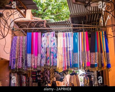Mercato di sciarpe e scialli tradizionali marocchini in colori vivaci Foto Stock