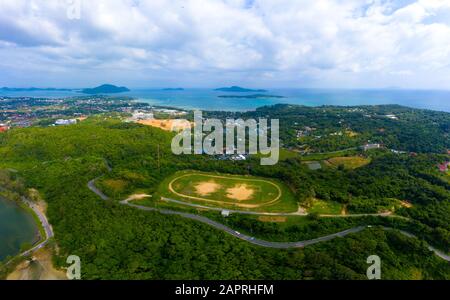 Veduta aerea di Phuket il suo campo di calcio panoramico e le montagne sullo sfondo. Ya nui è un villaggio di pescatori situato su diverse piccole isole Foto Stock