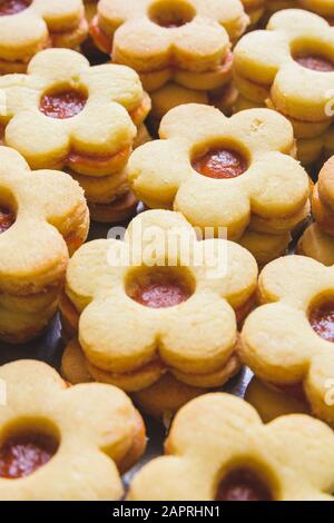 Colpo verticale di molti biscotti con inceppamento Foto Stock