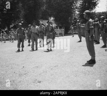 Il premio di bandiera Balong a Madioen di Gen. Oh, Maj. Baay il martedì, Gen. Gen. W. J. K. Baay ha consegnato a nome di H.R. il principe Bernhard una bandiera a eewpéloton di 2nd Cie., 422 ° bat. In Balong (O. Java). La bandiera è stata donata dopo, una lettera al principe Bernhard del venduto. H. J. Chaudron' da Leiden. Il principe chiese all'intero peloton di consegnare la bandiera a Soestdijk dopo il ritorno in patria. La bandiera è stata adottata dal comandante del pel., de Ut. R.V.D. Giesen da Doesburg. Il tutto è stato musicamente ascoltato dal corpo di tubi della DIVISIONE A. Data: 13 Settembre 1949 Luogo: Ind Foto Stock