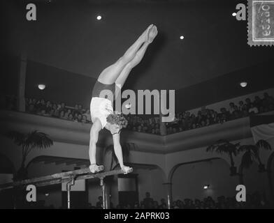 Campionati nazionali di ginnastica femminile Deventer Leni Gerritsen Data: 10 Gennaio 1954 luogo: Deventer Parole Chiave: TurnsChampionships Nome utente: Gerritsen, Leni Foto Stock