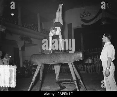 Campionati nazionali di ginnastica femminile Deventer Leni Gerritsen Data: 10 Gennaio 1954 luogo: Deventer Parole Chiave: TurnsChampionships Nome utente: Gerritsen, Leni Foto Stock