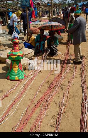 Ropemaker sul mercato locale di Bonga, nella regione di Kaffa, in Etiopia Foto Stock