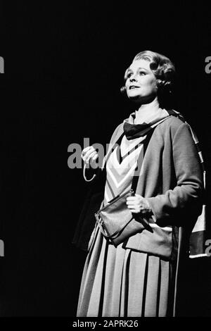 Judi Dench come Miss Trant NEI BUONI COMPAGNI (musica: Andre Previn libro: Ronald Harwood lyrics: Johnny Mercer dopo il romanzo di J.B. Priestley) diretto da Braham Murray al Her Majesty's Theatre, Londra nel 1974. Dame Judith Olivia Dench CH DBE FRSA, nata nel 1934. Foto Stock