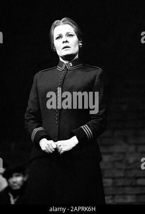 Judi Dench è La Maggiore Barbara della MAJOR BARBARA di George Bernard Shaw diretta da Clifford Williams per la Royal Shakespeare Company (RSC) al Aldwych Theatre di Londra nel 1970. Dame Judith Olivia Dench CH DBE FRSA, nata nel 1934. Foto Stock