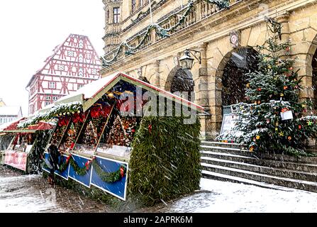 Mercato di Natale innevato di fronte al Municipio nella famosa città medievale di Rothenburg ob der Tauber, Baviera, Germania Foto Stock