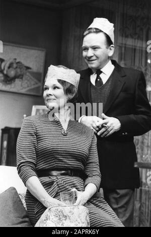 Judi Dench e Michael Williams come Barbara e Bob Jackson IN PACK OF LIES di Hugh Whitemore diretto da Clifford Williams al Lyric Theatre di Londra nel 1983. Dame Judith Olivia Dench CH DBE FRSA, nata nel 1934. Sposato con l'attore Michael Williams dal 1971 fino alla sua morte nel 2001. Avevano una figlia, l'attrice Finty Williams, nata nel 1972. Foto Stock