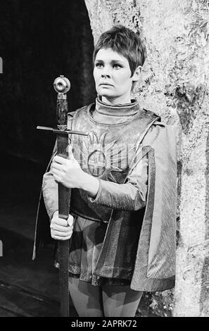 Judi Dench come Saint Joan a SAINT JOAN da George Bernard Shaw diretto da John Neville alla Nottingham Playhouse, Inghilterra nel 1966. Dame Judith Olivia Dench CH DBE FRSA, nata nel 1934 Foto Stock