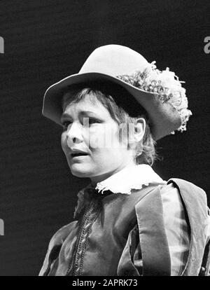 Judi Dench come Viola NELLA DODICESIMA NOTTE da Shakespeare diretto da John Barton per la Royal Shakespeare Company (RSC) al Aldwych Theatre, Londra nel 1970. Dame Judith Olivia Dench CH DBE FRSA, nata nel 1934. Foto Stock