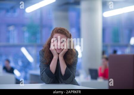 dipendente in ufficio che pensa Foto Stock