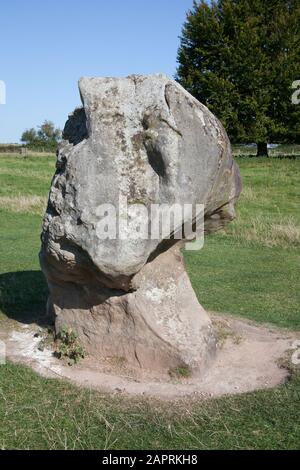 Una pietra al Neolitico Henge Monument a Avebury, Wiltshire, Regno Unito. Foto Stock