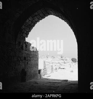 Israele 1964-1965: Cesarea, archeologia Vista dall'ombra di una porta Annotazione: Cesarea è un villaggio e un parco archeologico in Israele, situato nel quartiere di Haifa. Si trova a circa tra Tel Aviv e Haifa nel Mar Mediterraneo. Per quanto riguarda l'antichità, si chiama anche Cesarea Maritima. A Cesarea gli scavi sono stati fatti per decenni e c'è molto da vedere. È un'attrazione turistica Data: 1964 Località: Cesarea, Israele Parole Chiave: Edifici, porte, ombra Foto Stock