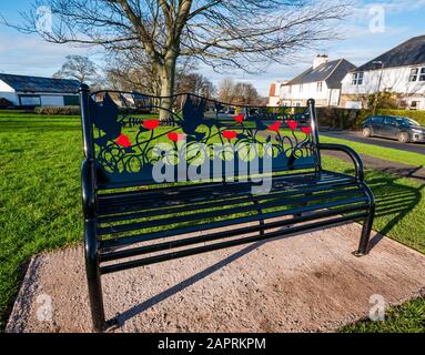 Nuova panchina commemorativa per le guerre mondiali, Longniddry, Scozia, Regno Unito Foto Stock