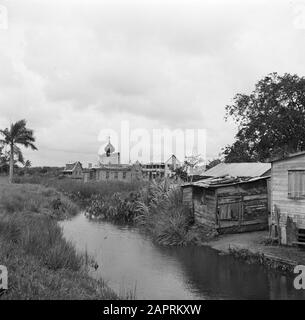 Viaggio a Suriname e Paesi Bassi Antille Vista Village (Paradise?) con tempio indù Data: 1947 posizione: Nickerie, Paradise, Suriname Parole Chiave: Vista villaggio, templi Foto Stock