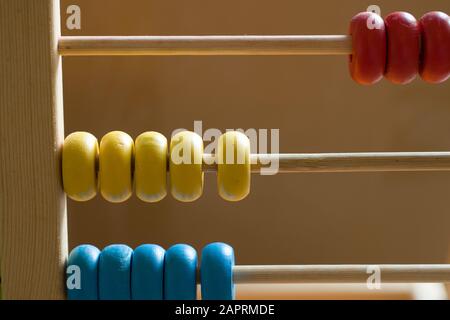 Primo piano di un colorato vecchio abaco di legno Foto Stock