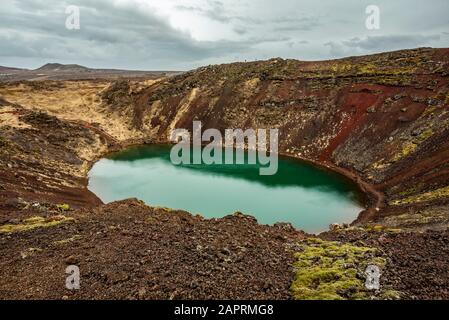 Kerid cratere, un lago vulcanico cratere situato nella zona di Grimsnes; Islanda Foto Stock