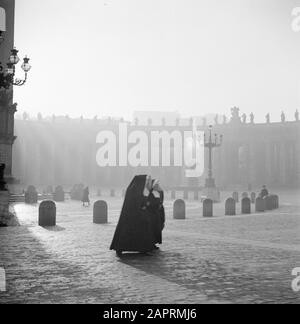 Roma: Visita alla Città del Vaticano Tre monache su Piazza San Pietro con sullo sfondo il colonnato del Bernini con una fontana Data: Dicembre 1937 Località: Italia, Roma, Piazza San Pietro, Città del Vaticano Parole Chiave: Architettura, barocco, fontane, cattolicesimo, suore, pilastri, piazze, sculture di città Nome dell'istituzione: San Pietro, Vaticano Foto Stock