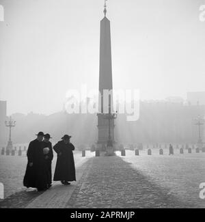 Roma: Visita alla Città del Vaticano Tre sacerdoti in Piazza San Pietro con sullo sfondo l'Obelisco egiziano Data: Dicembre 1937 Località: Italia, Roma, Piazza San Pietro, Città del Vaticano Parole Chiave: Fontane, clergisti, cattolicesimo, obelischi, pilastri, piazze, sculture di città Nome dell'istituzione: San Pietro, Vaticano Foto Stock