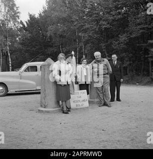 Zuid-Limburg Drielandenpunt a Vaals, secondo da destra Willem van de Poll, a sinistra di lui Hildegard Eschen, ulteriori Sig.ra Paulssen e Sig.ra Salomons e Jozef Data: 1 settembre 1952 posizione: Tre paesi punto, Limburg, Olanda, Vaals Parole Chiave: Viaggiatori Nome personale: Eschen, Hildegard, poll, William van de Foto Stock