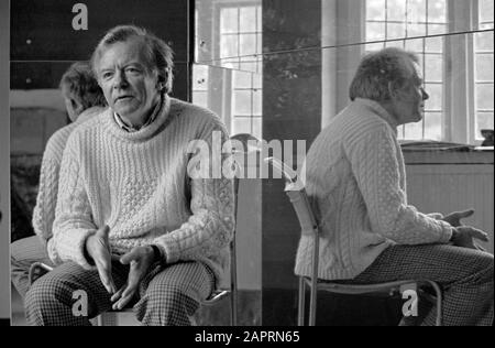 Peter Barkworth attore inglese in un film ambientato nelle contee domestiche mentre girava un film della BBC. 1976, 1970S UK HOMER SYKES Foto Stock