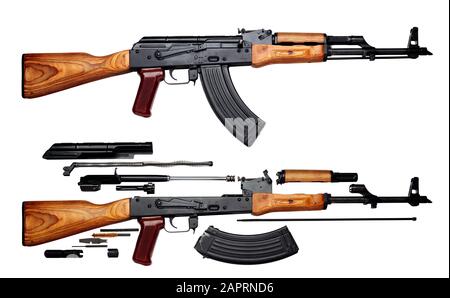 Kalashnikov fucile d'assalto akm assemblato e smontato struttura isolato su sfondo bianco Foto Stock
