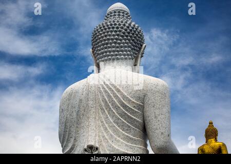 Retro della statua del Grande Buddha di Phuket. Il Grande Buddha di Phuket è uno dei punti di riferimento dell'isola di Phuket. Foto Stock