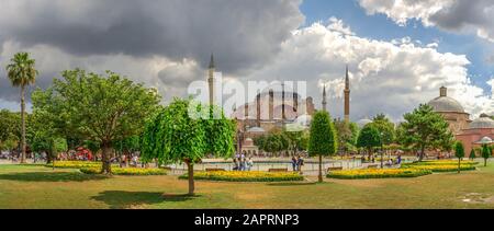 Istambul, Turchia – 07.12.2019. La fontana del Sultano Ahmad Maydan con il museo di Hagia Sophia in background in un'estate torbida, Istanbul, in Turchia Foto Stock