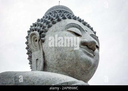 Testa della statua del Grande Buddha di Phuket. Il Grande Buddha di Phuket è uno dei punti di riferimento dell'isola di Phuket. Foto Stock