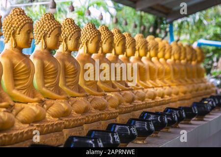 Statue di Buddha d'oro al Buddha grande di Phuket bianco è uno dei punti di riferimento sull'isola di Phuket. Foto Stock