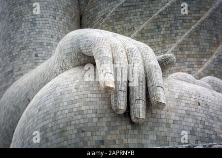 Mano della statua del Grande Buddha di Phuket. Il Grande Buddha di Phuket è uno dei punti di riferimento dell'isola di Phuket. Foto Stock