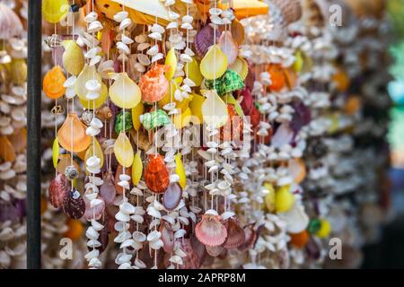 Mobile realizzato in varie conchiglie in vendita. A Phuket, Thailandia Foto Stock