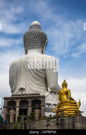 Retro della statua del Grande Buddha di Phuket. Il Grande Buddha di Phuket è uno dei punti di riferimento dell'isola di Phuket. Foto Stock