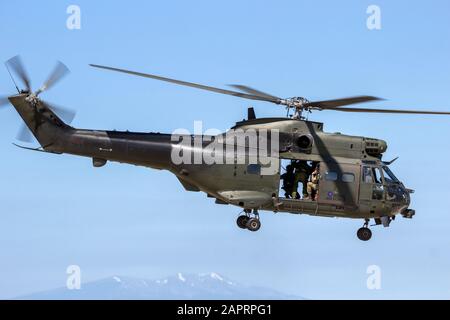 Zaragoza, SPAGNA - 20 MAGGIO 2016: Elicottero Royal Air Force Puma in arrivo alla base aerea di Saragozza. Foto Stock