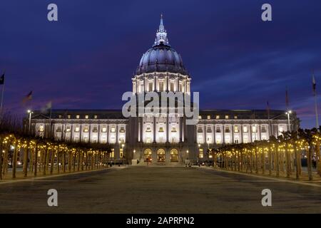Tramonto sul Municipio di San Francisco illuminato in bianco e blu Hue. Foto Stock