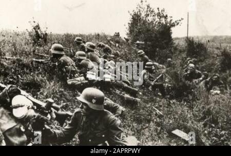 Spaarnestad Photo/SFA022803831 seconda guerra mondiale, fronte orientale guerra di terra. Le truppe tedesche di scossa hanno preso una posizione. Sulla destra ci sono prigionieri di guerra russi protetti dalla Germania. Russia/Unione Sovietica, 1941.; Foto Stock