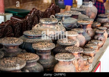 I vecchi brocche al grande Buddha di Phuket sono uno dei punti di riferimento sull'isola di Phuket. Foto Stock