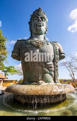 La statua di 75.5 metri (23 piedi) di Vishnu al Garuda Wisnu Kencana Cultural Park; Bali, Indonesia Foto Stock