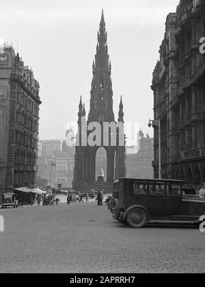 Scozia - City View Edimburgo Edimburgo. Monumento in memoria di Sir Walter Scott con in primo piano alcune auto parcheggiate Annotazione: Sir Walter Scott (1771-1832) è stato un poeta scozzese e autore di romanzi storici. Il monumento alto 61 metri in Princes Street è stato progettato da George Meikle Kempp Data: 1934 posizione: Edimburgo, Gran Bretagna, Scozia Parole Chiave: Memoriali, città Nome personale: Scott, Walter Foto Stock