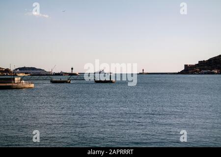 Bellissimo scatto di un porto spagnolo a Cartagena sotto un cielo limpido Foto Stock