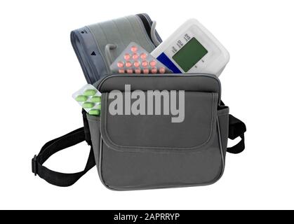 Misuratore della pressione sanguigna, pillole, sacchetto su sfondo bianco. Set di farmaci. Concetto di assistenza sanitaria. Foto Stock