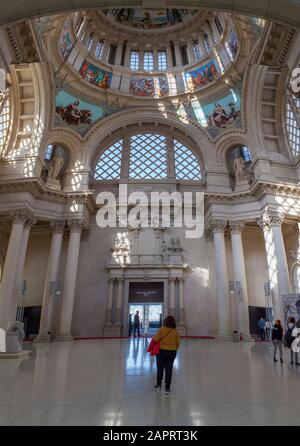 Barcellona, Spagna - 26 DIC 2019: cupola principale di Palau Nacional edificio Barcelona, Spagna. In ambienti interni Foto Stock