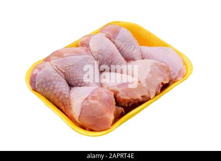 Bastoncini di pollo freschi isolati su bianco. Gambe di pollo crude. Foto Stock