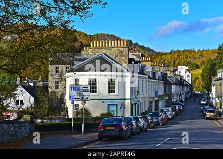 Una vista degli edifici lungo l'inizio di Atholl Street, la principale strada dello shopping in Dunkeld, preso dal ponte sul fiume Tay. Foto Stock