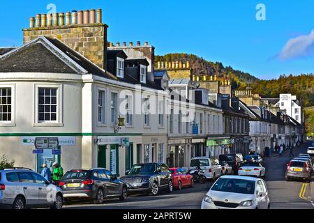 Una vista degli edifici lungo l'inizio di Atholl Street, la principale strada dello shopping in Dunkeld, preso dal ponte sul fiume Tay. Foto Stock