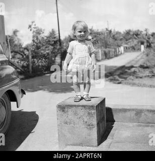 Viaggiare a Suriname e Antille Olandesi un bambino biondo in auto su una strada in Suriname Data: 1947 luogo: Suriname Parole Chiave: Bambini Foto Stock