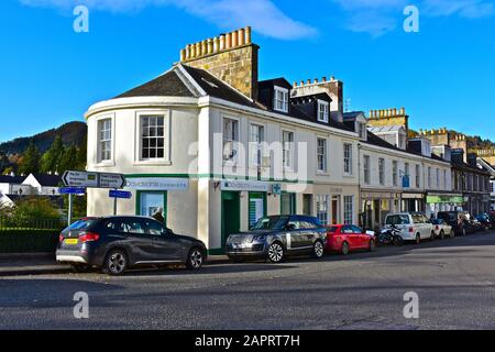 Una vista degli edifici lungo l'inizio di Atholl Street, la principale strada dello shopping in Dunkeld, preso dal ponte sul fiume Tay. Foto Stock