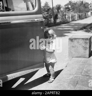 Viaggiare in Suriname e Antille Olandesi un bambino biondo in auto su una strada in Suriname Data: 1947 luogo: Suriname Parole Chiave: Automobili, bambini Foto Stock