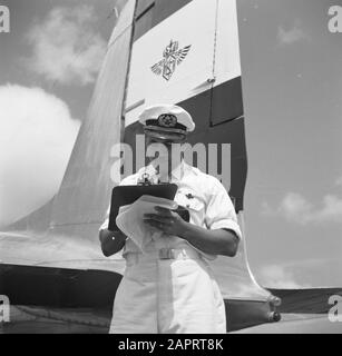 Viaggio in Suriname e Antille Olandesi membro dell'equipaggio all'aeroporto di Aruba Data: 1947 Località: Aruba Parole Chiave: Aerei, aeroporti, dipendenti Nome dell'istituzione: Dakota : Poll, Willem van de, Foto Stock