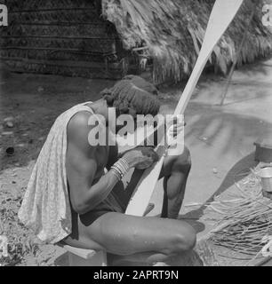 Viaggi in Suriname e Antille olandesi un'azienda agricola forestale tagliare una pagina per una korjaal a Langetabbetje Data: 1947 Località: Langatabbetje, Marowijne, Suriname Parole Chiave : sandcreole foresta, navi Foto Stock