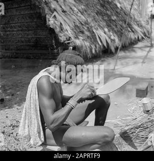Viaggi in Suriname e Antille olandesi un'azienda agricola forestale tagliare una pagina per una korjaal a Langetabbetje Data: 1947 Località: Langatabbetje, Marowijne, Suriname Parole Chiave : sandcreole foresta, navi Foto Stock